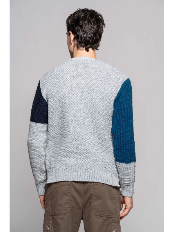 GEOMETRIC JAQUARD SWEATER.