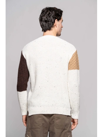 GEOMETRIC JAQUARD SWEATER.